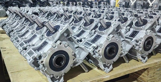 11月正忙，艾思捷雙軸輸入蝸輪減速機(jī)SJMRV050-30-AB發(fā)貨 (2).jpg